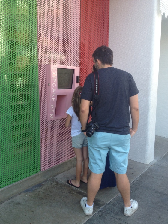 Sprinkles 24 hour cupcake ATM: Money can't buy you happiness, so why not withdraw a cupcake instead? :)